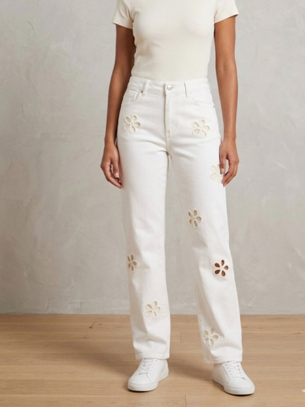 Chelsea & Violet White Embroidered Floral Straight Leg Jeans Size 25 NWT